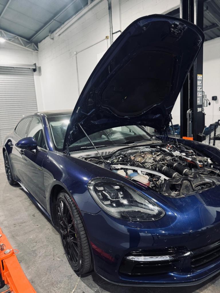 Mecânico realizando manutenção em motor